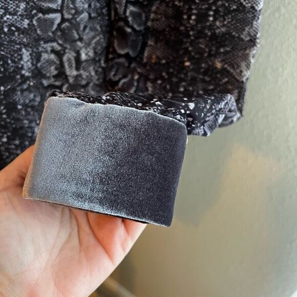 NWT Tahari Josella gray Snake print button down blouse - Picture 6 of 7